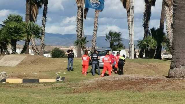 Quartu, un'auto finisce sulla rotatoria de La Marinella (di nuovo)