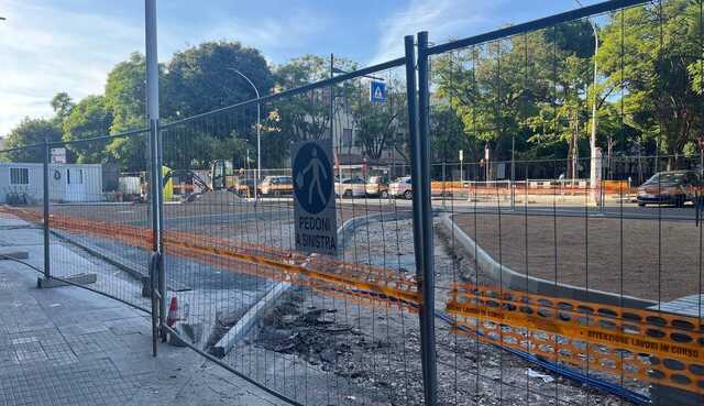Cagliari, l'area verde (in costruzione) di fronte a piazza Giovanni restringe la carreggiata e preoccupa gli automobilisti