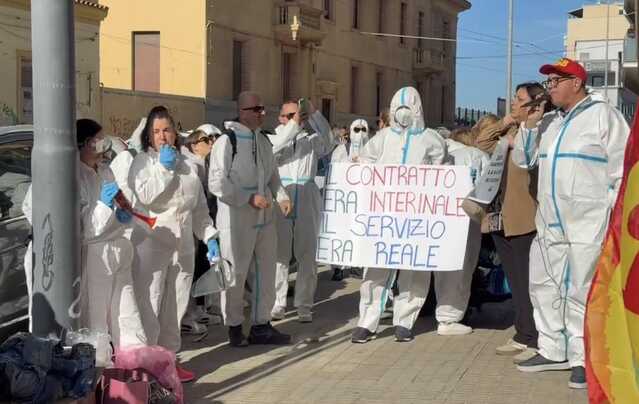 "Basta precariato": gli operatori sanitari con tute bianche e fischietti sotto l'assessorato a Cagliari (Video)