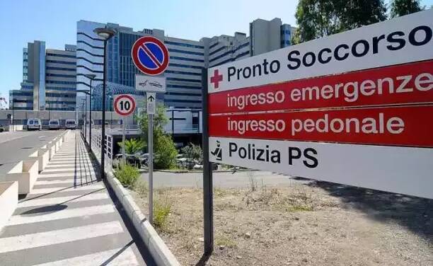 Cagliari, arriva al pronto soccorso con una ferita alla gamba: giovane forse raggiunto da un colpo di pistola