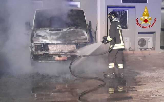 Quartu, quattro veicoli incendiati durante la notte: uno era in sosta in un parcheggio condominiale 