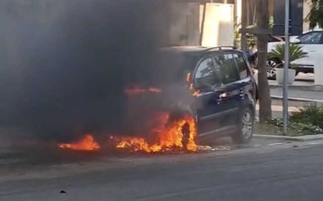 Auto in fiamme a Sanluri a pochi passi dalla stazione Arst (Video)