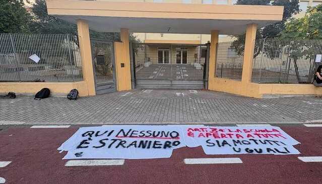 Al Liceo Pitagora di Selargius gli striscioni contro il nuovo decreto scuola: "Qui nessuno è straniero, siamo tutti uguali"