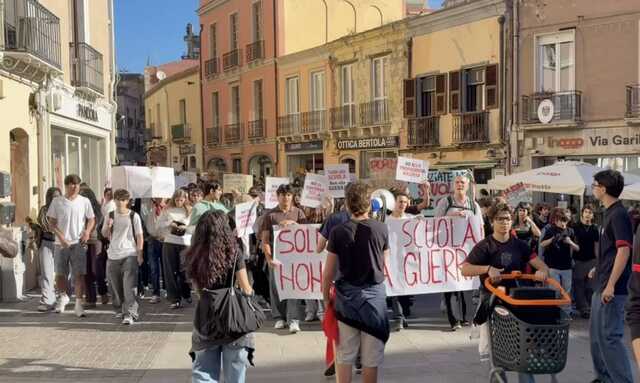 Scioperi e centinaia di studenti in corteo a Cagliari: "Soldi alla scuola, no alla guerra"