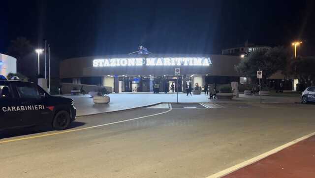Odissea dei migranti bloccati al porto di Olbia, sgomberata nella notte la stazione marittima 