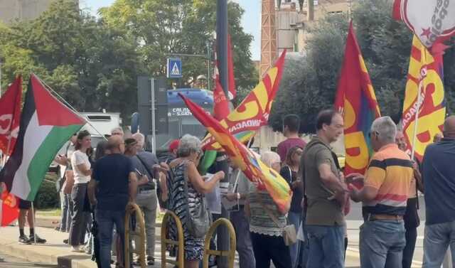 Cagliari, manifestanti in protesta contro il caro carburante e i salari troppo bassi (Video)
