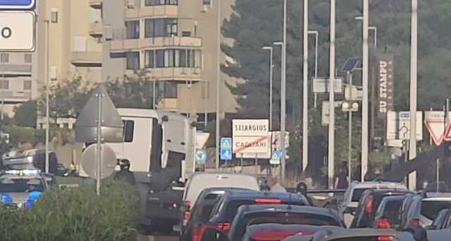 Cagliari, camion di traverso in via Peretti e traffico paralizzato: decine di automobilisti bloccati in coda