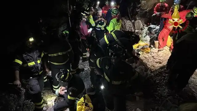 Paura per lo speleologo bloccato a 10 metri di profondità in una grotta a Urzulei: operazioni senza sosta per salvarlo