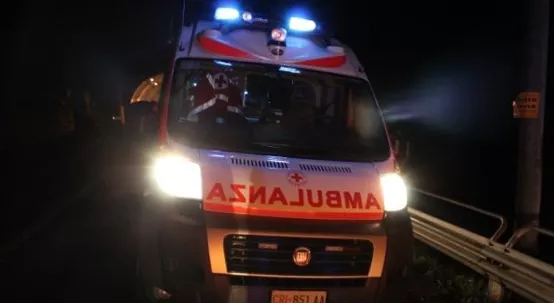 AMBULANZA Cs Giovane di 17 anni muore travolto da auto, rientrava a piedi da una festa: dramma in Puglia