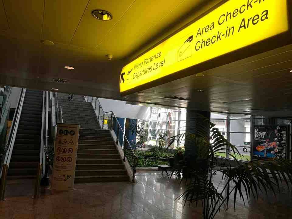 Aeroporto Elmas Area Partenze
