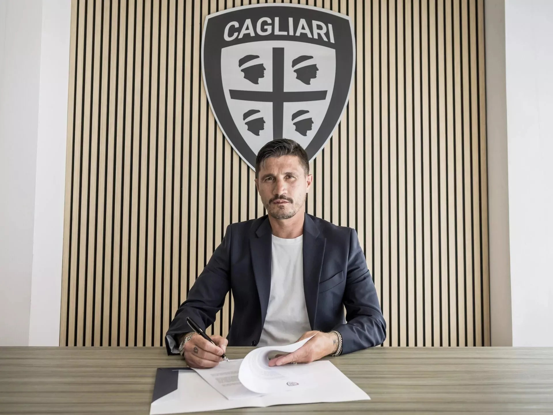 Pisacane sarà ancora l'allenatore del Cagliari: il mister ha firmato