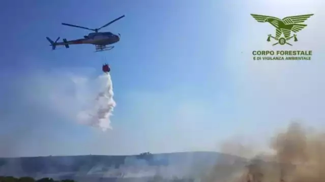 Fuoco nelle campagne di Quartucciu, due elicotteri in volo. Fiamme anche a Guspini