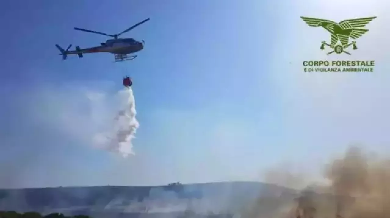 Fuoco nelle campagne di Quartucciu, due elicotteri in volo. Fiamme anche a Guspini