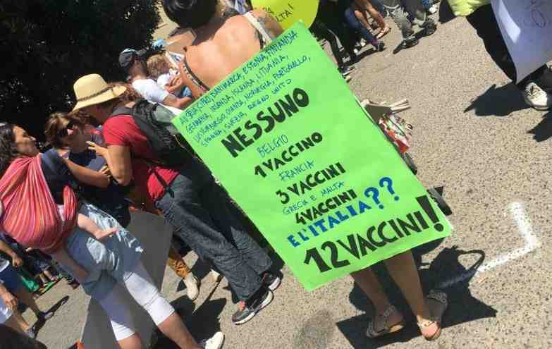 Genitori Antivaccini Vaccini Viale Trento Manifestazione 10