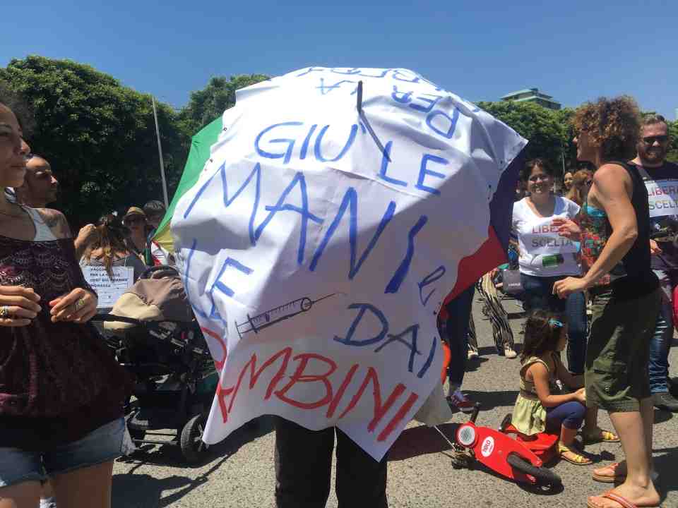 Genitori Antivaccini Vaccini Viale Trento Manifestazione 14
