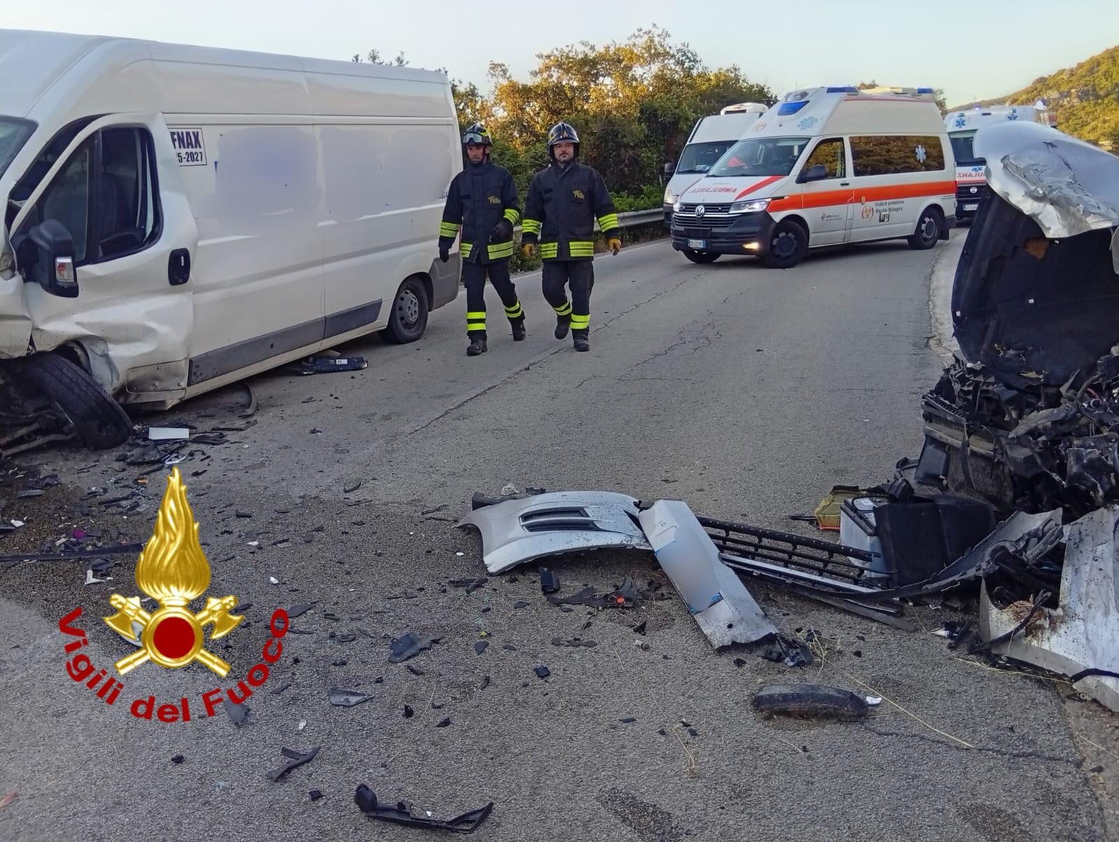 Incidentearza Schianto frontale tra un furgone e un'auto a San Pantaleo: 4 feriti, interviene anche l'elisoccorso
