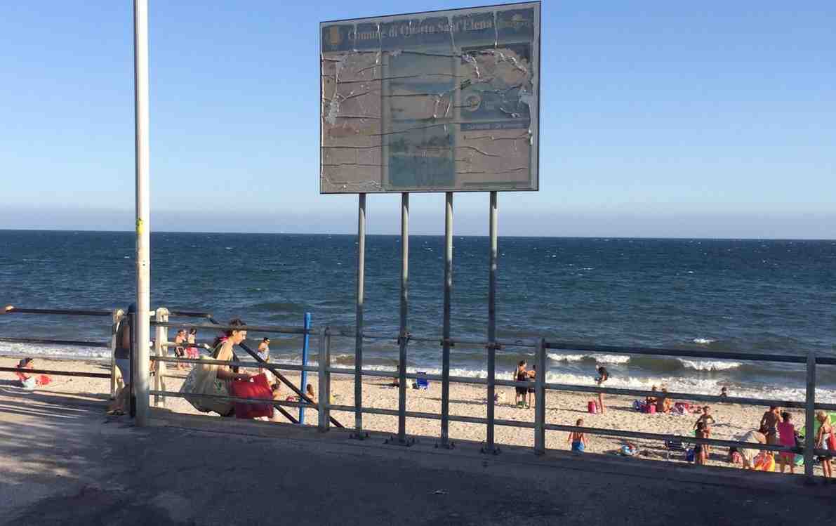 Margine Rosso Mare Inquinato Con Bagnanti
