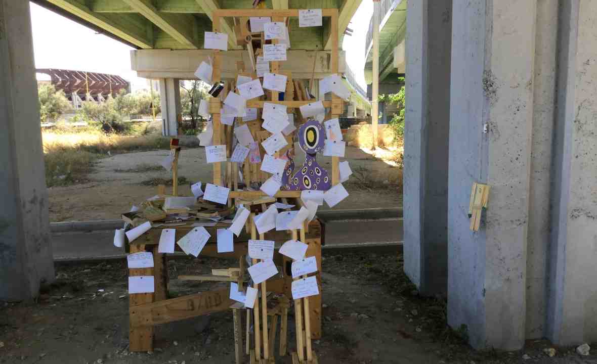 Scultura In Legno Con Foglietti