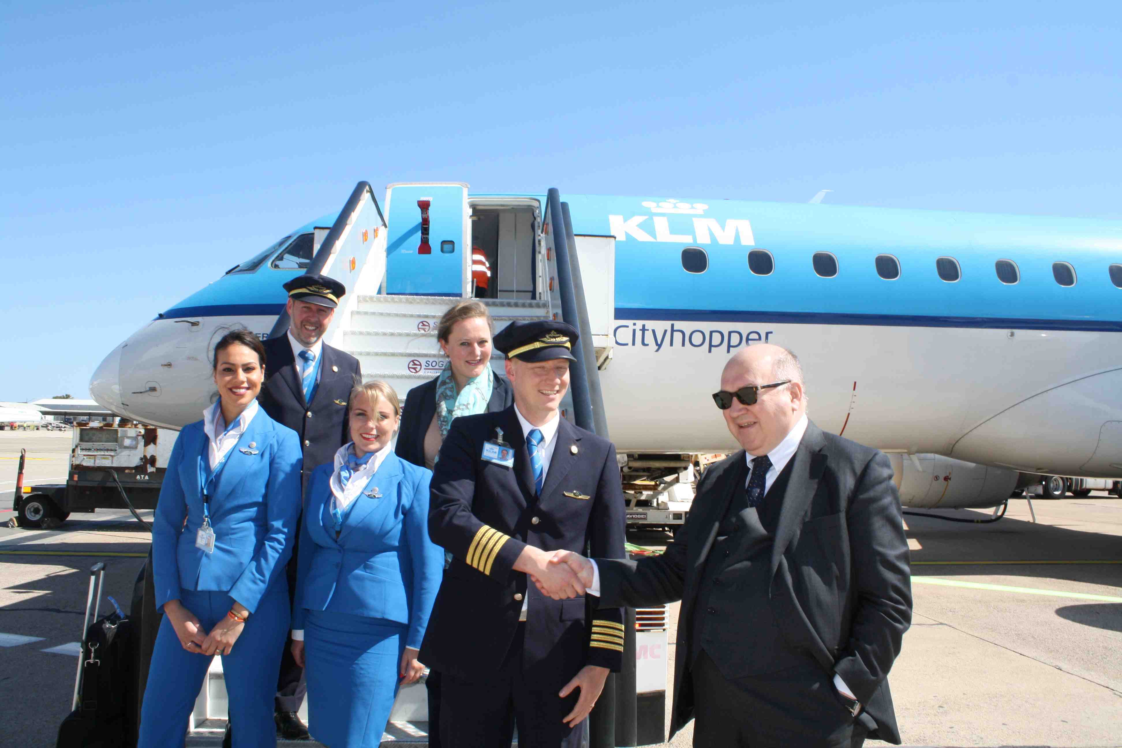 Stretta Di Mano Tra Comandante KLM  E Gabor Pinna Vice Presidente Sogaer 