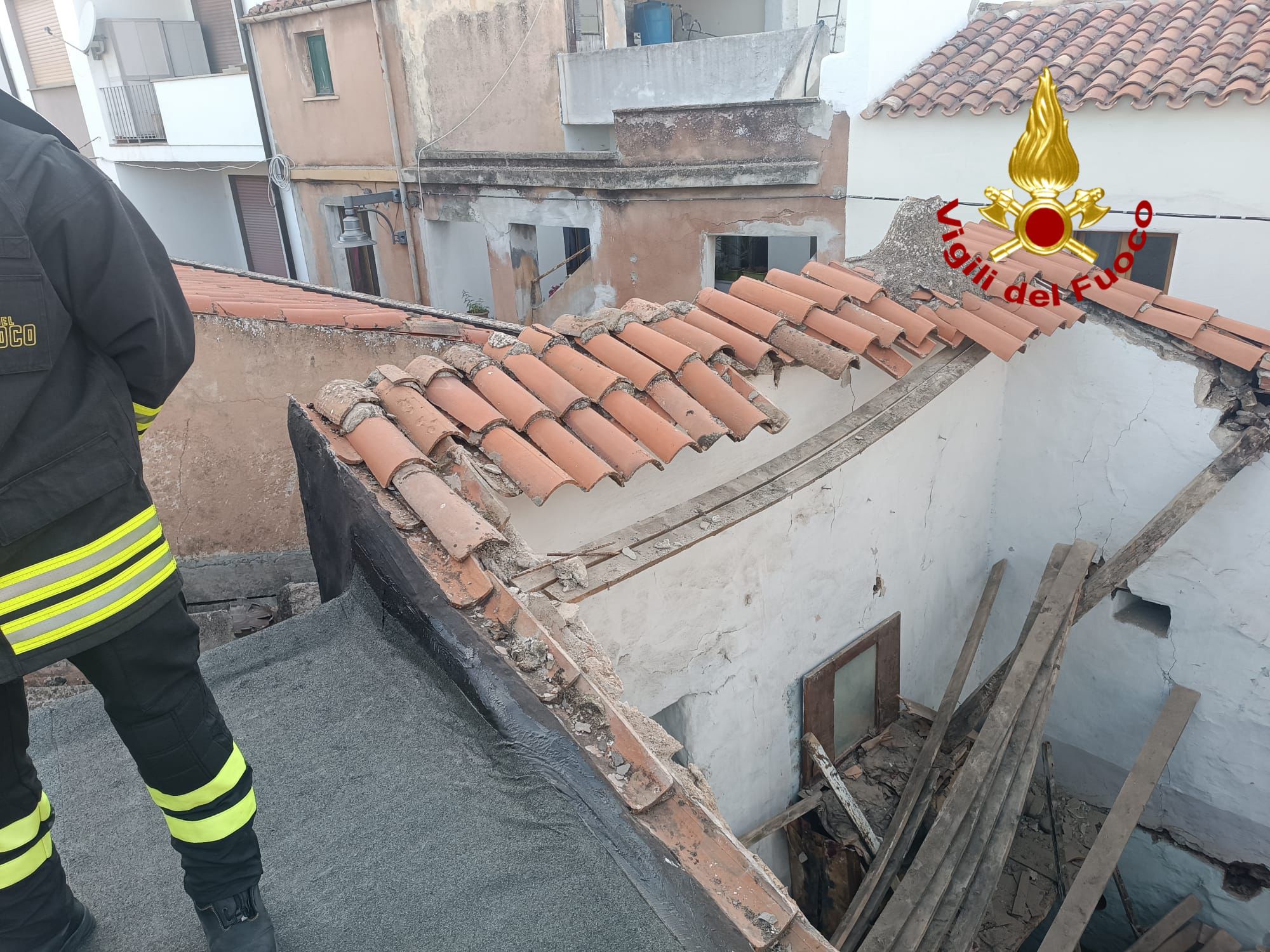 Tettonuoro Tragedia scampata a Nuoro: crolla il tetto di un edificio, nessun ferito