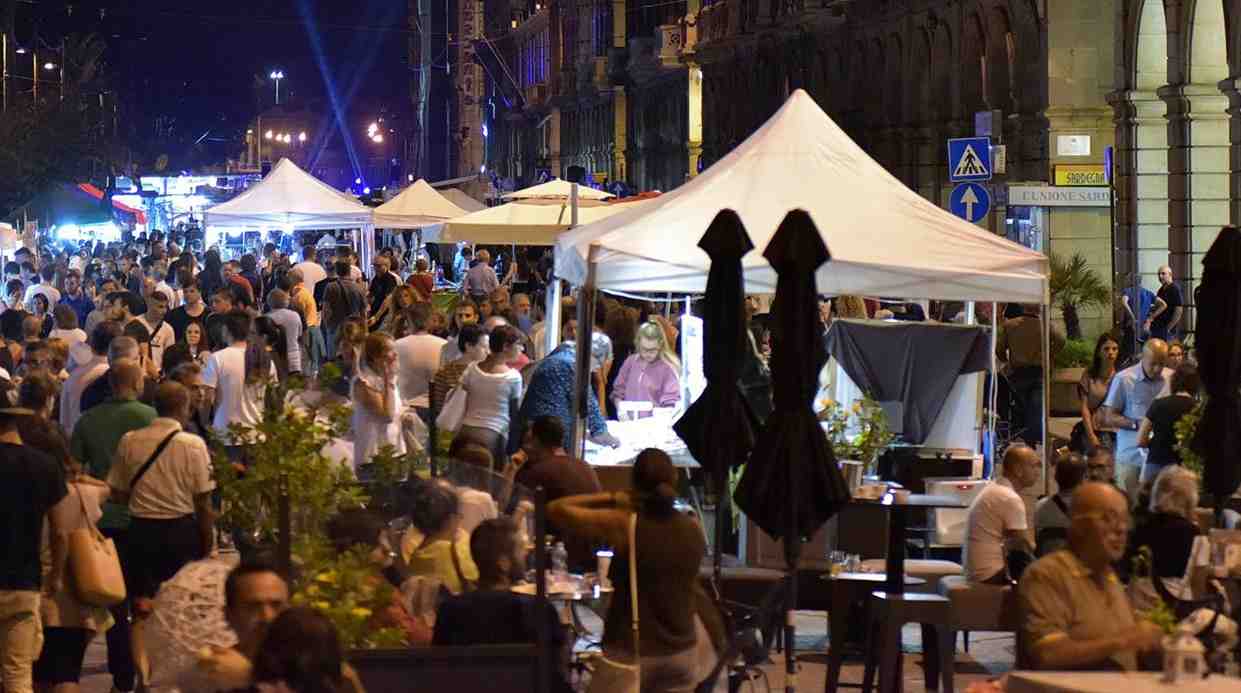 Via Roma Pedonale Cagliari Con Gente