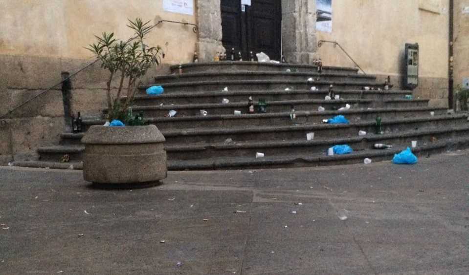 Piazza-Santo-Sepolcro-bottiglie-movida-Cagliari-1