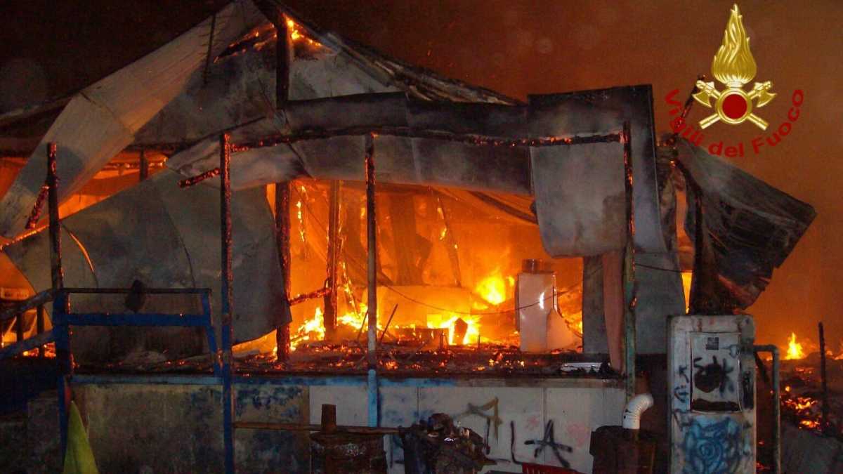vvf-incendio-campo-nomadi