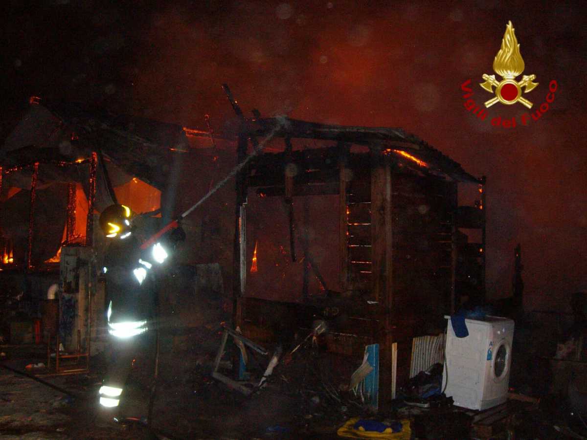 vvf-incendio-campo-nomadi1