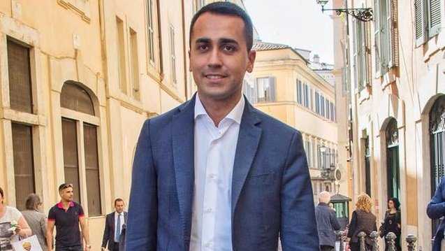Di-Maio-sorriso-in-piedi