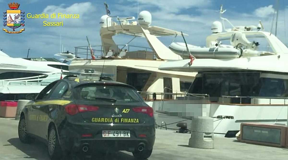 gUARDIA-DI-fINANZA-yACHT-cOSTA-sMERALDA