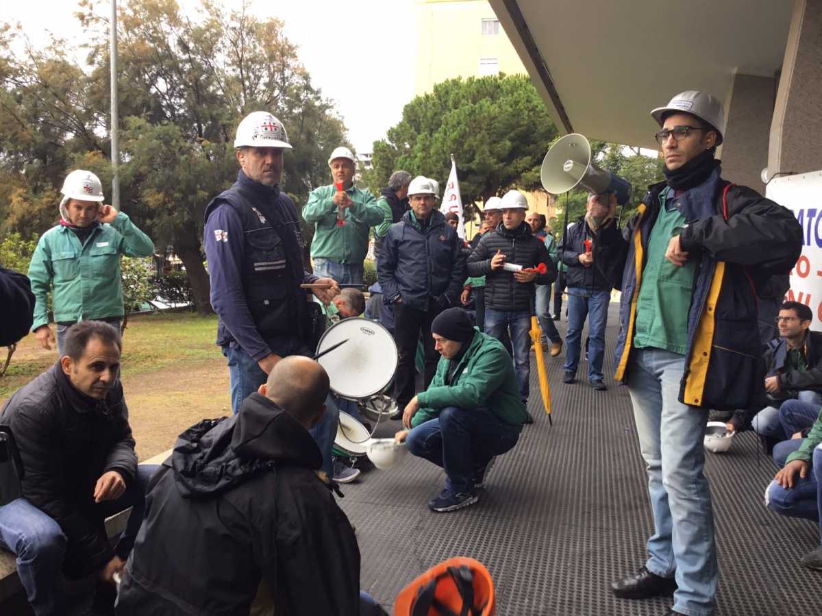 Protesta-Eurallumina-Palazzo-Regione-Viale-Trento-5