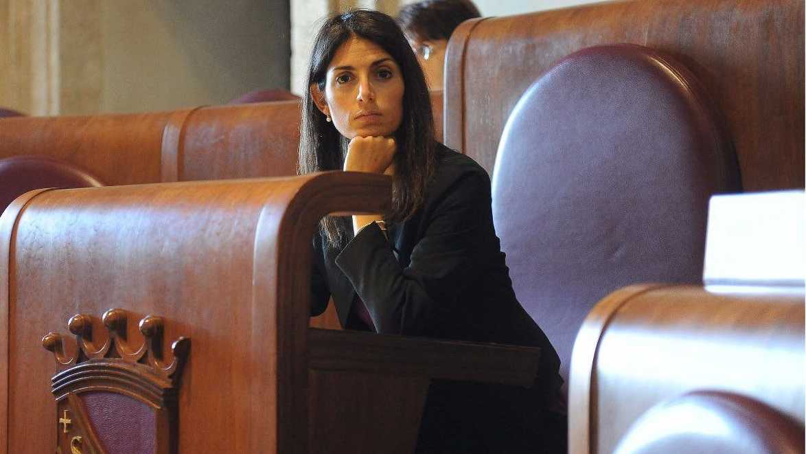 Virginia-Raggi-seduta