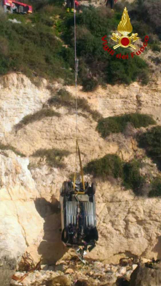 auto-scogliera-2