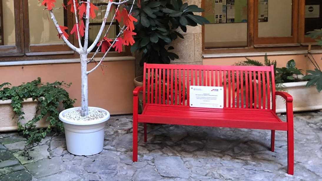 Panchina-rossa-e-Albero-dei-pensieri