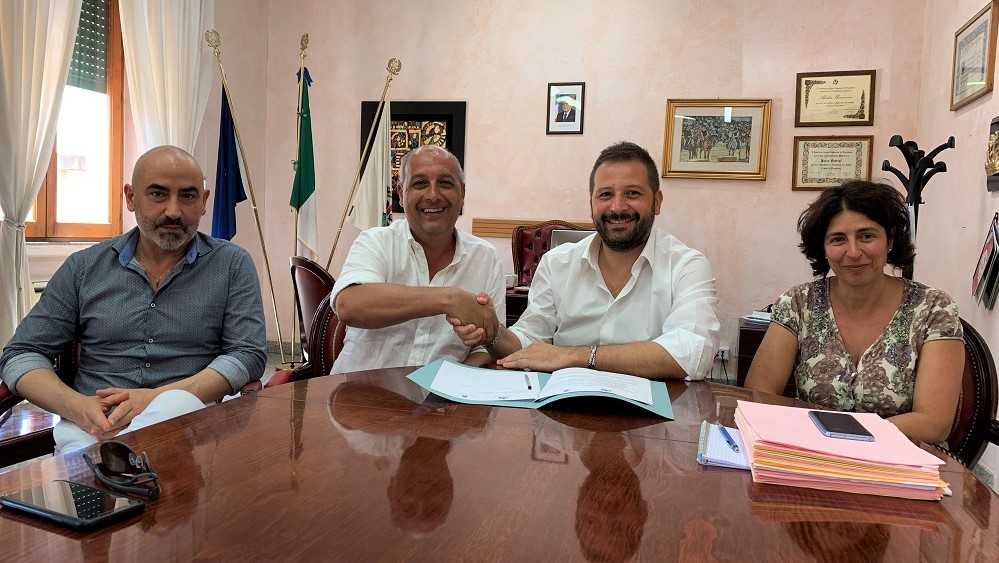 Accordo-Palau-Arzachena-per-Innovation-desk-Europe-con-Massimiliano-Giagoni-Francesco-Manna-Roberto-Ragnedda-Cristina-Usai-3-web