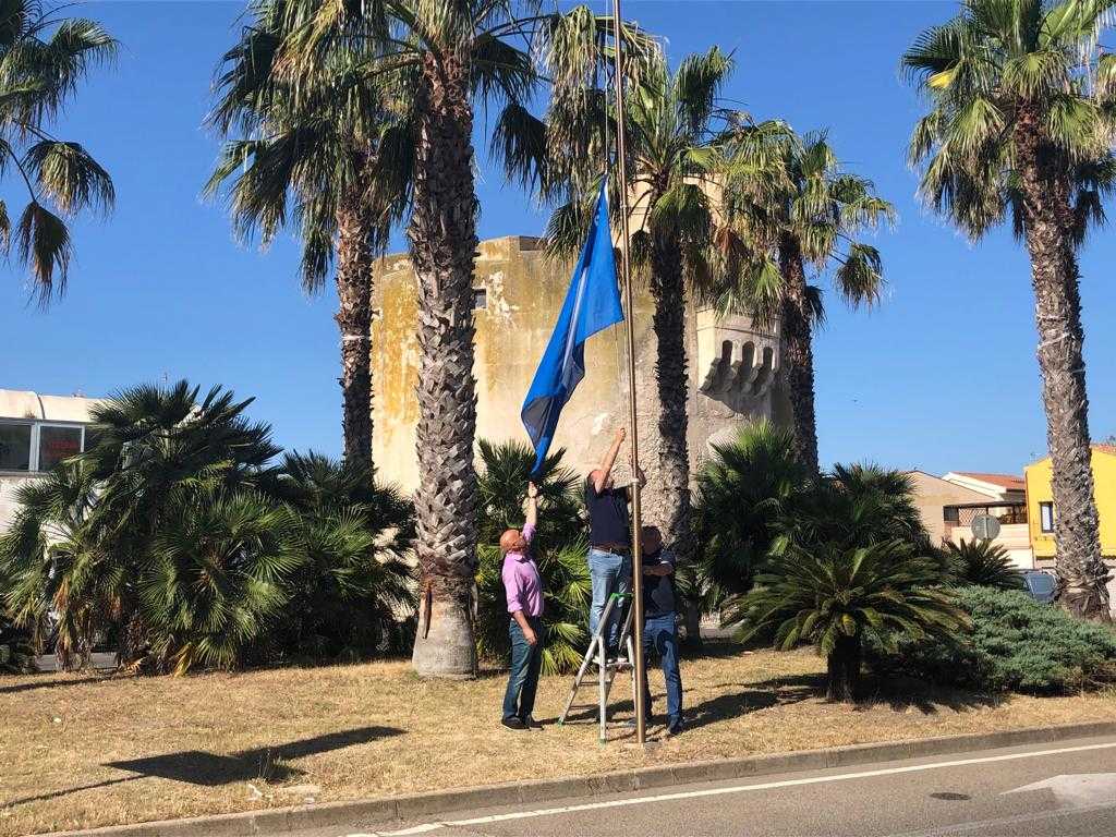 il-sindaco-lutzu-issa-la-bandiera-blu