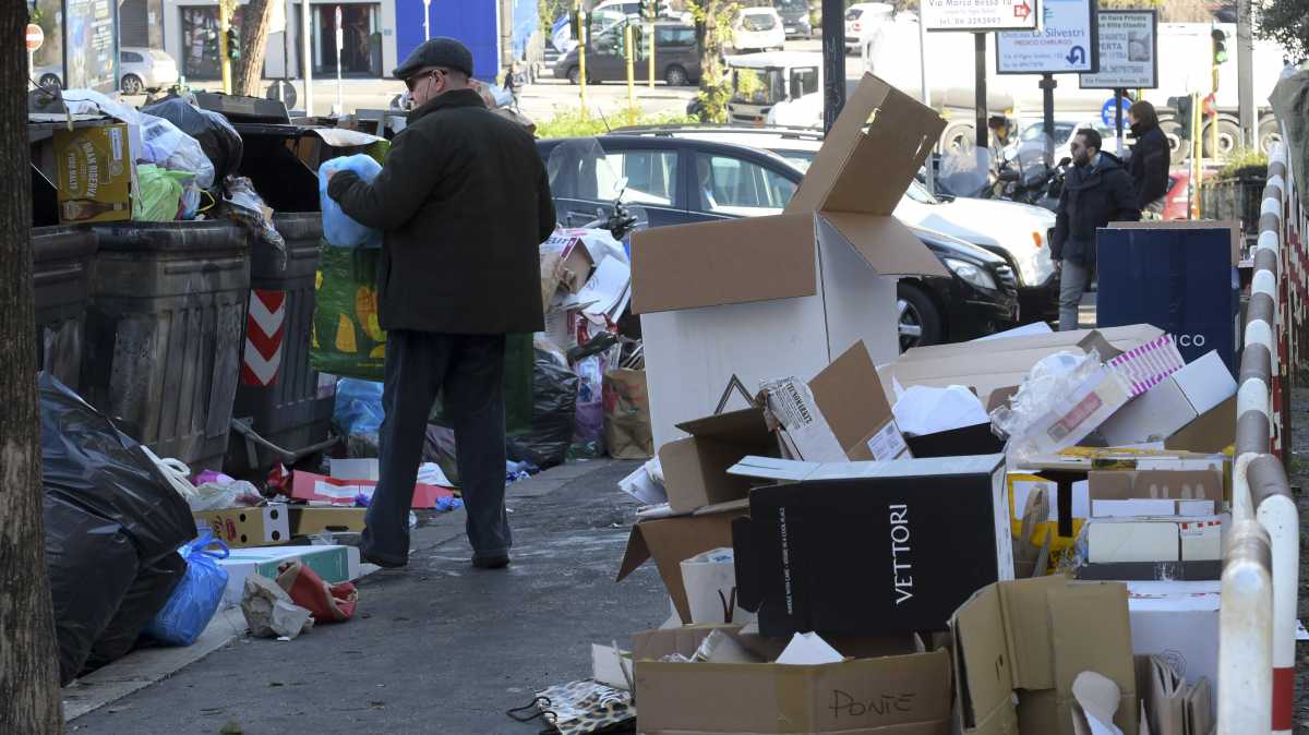 Rifiuti-Roma-Imagoeconomica
