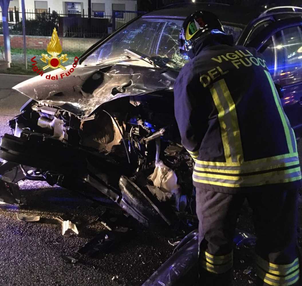 auto-distrutta-viale-marconi-