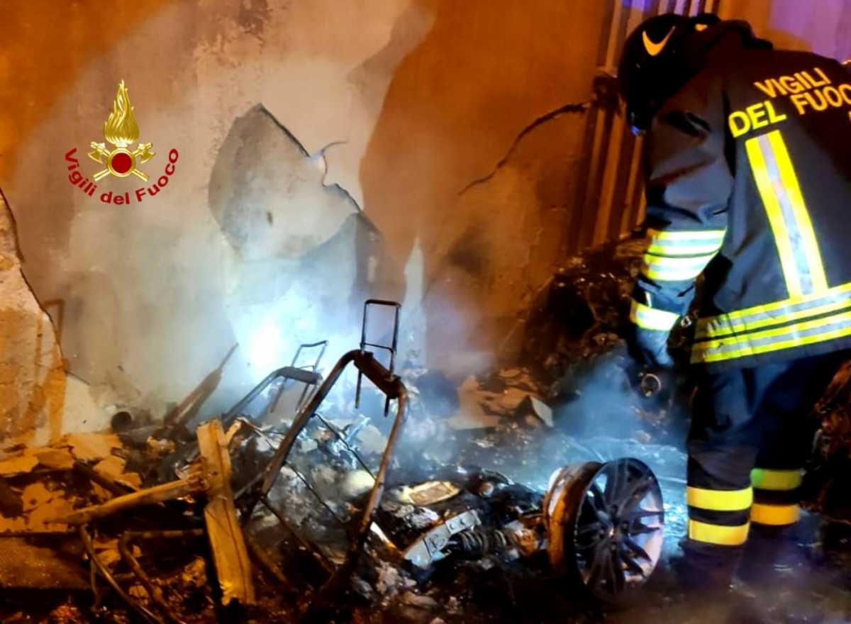 auto-distrutte-fiamme