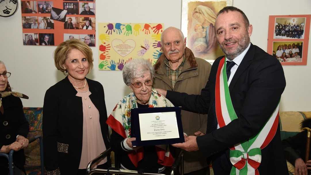 il-sindaco-lutzu-con-la-centenaria-elvira-orru
