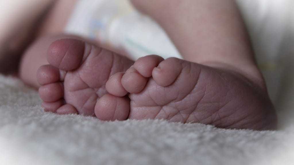 neonata-piedi
