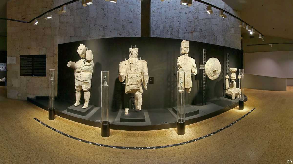 statue