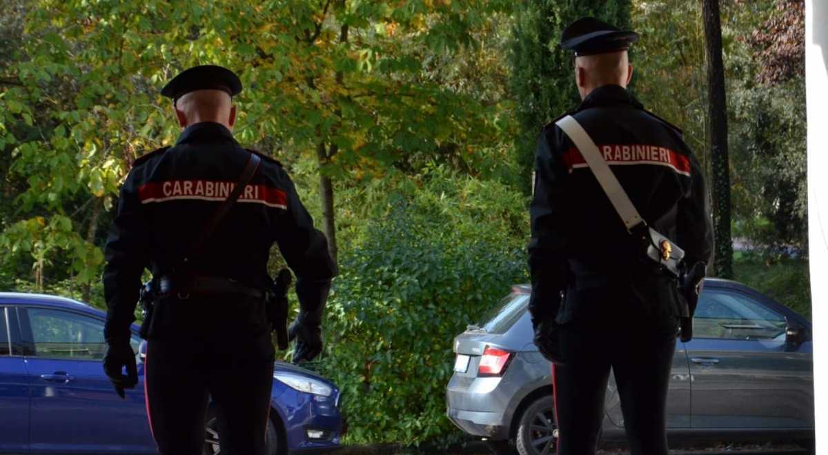 carabinieri-di-spalle