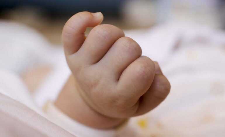 neonato-mano-