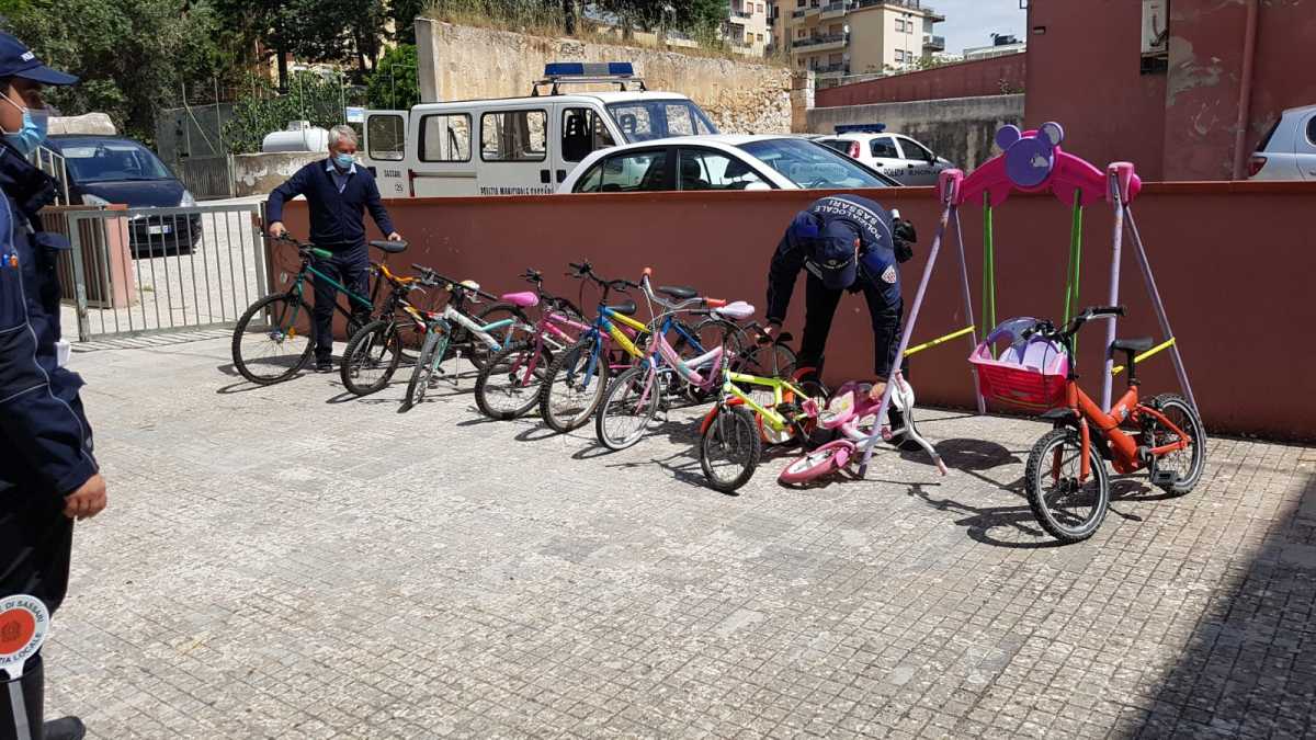 La-Polizia-locale-dona-bici-ai-bambini-del-Rifugio