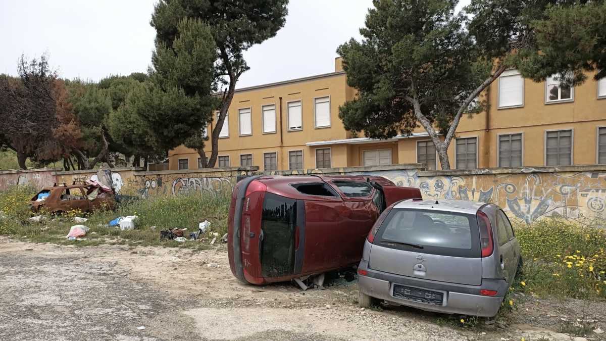 auto-div-fronte-scuola