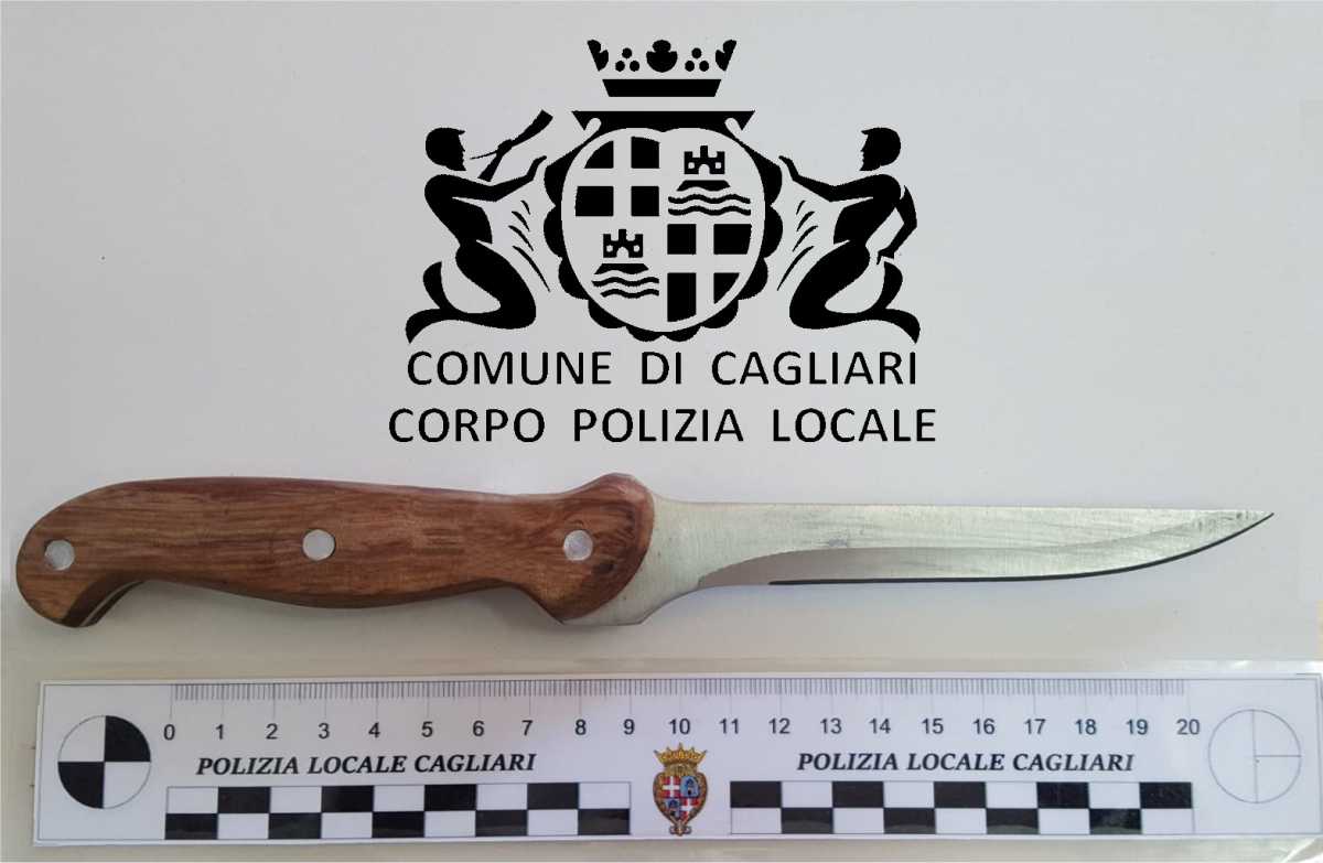 polizia-locale-cagliari-coltello-