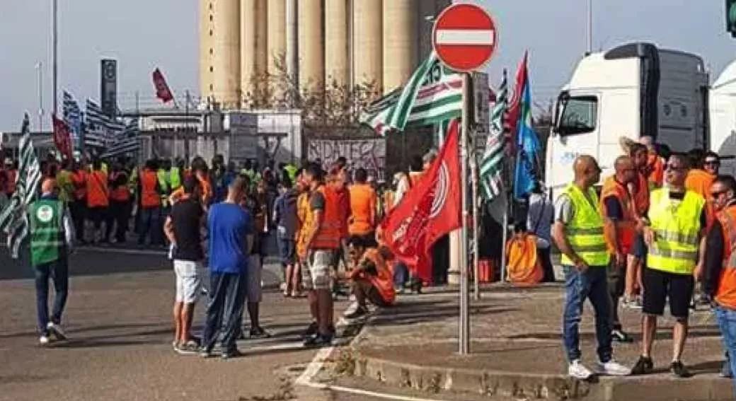 YouTG.NET - Porto Canale, al via il bando per l'assunzione degli ex  lavoratori: "Non lasciamo indietro nessuno"