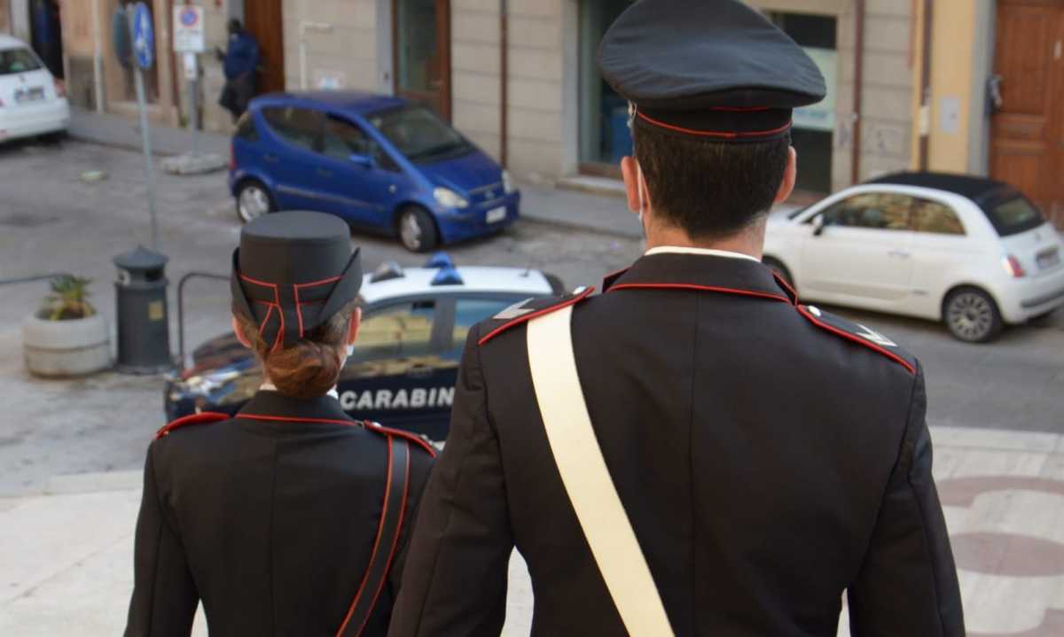 carabinieri-di-spalle
