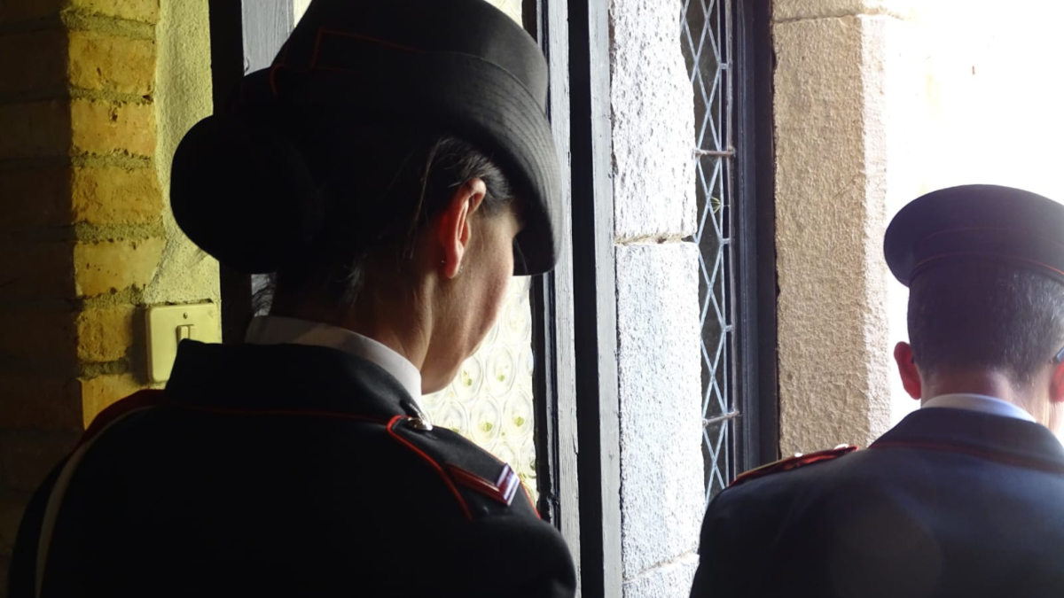 carabinieri-donna-di-spalle